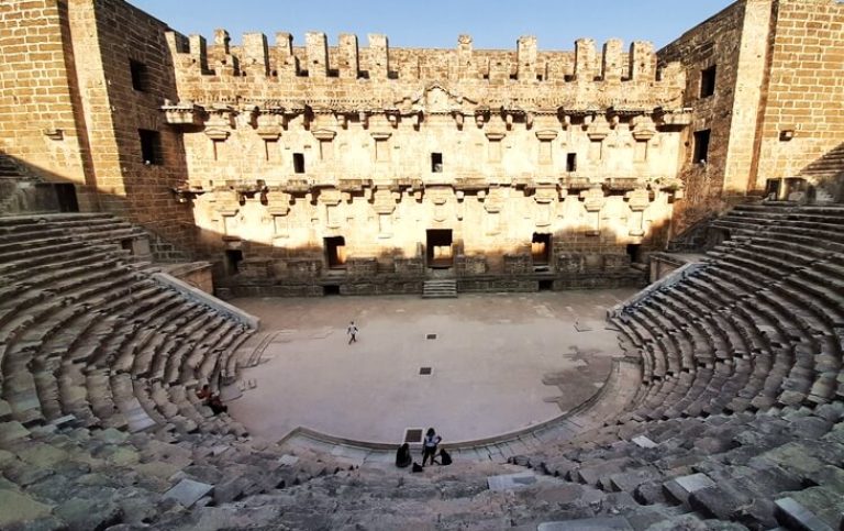 Aspendos: Polonyalı Turistler İçin Dünyanın En İyi Korunmuş Roma Tiyatrosu'nu Keşfetme Rehberi