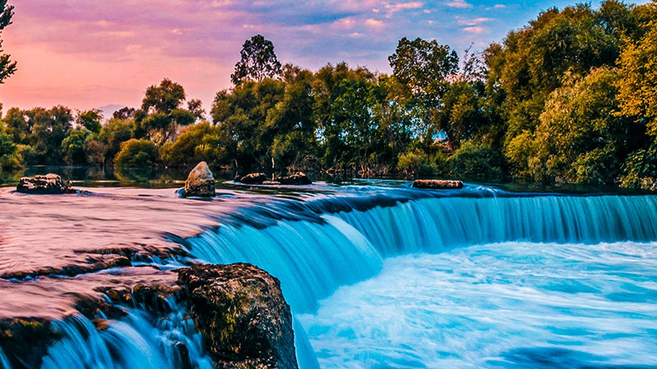 Manavgat Şelalesi genel görünümü ve akan su