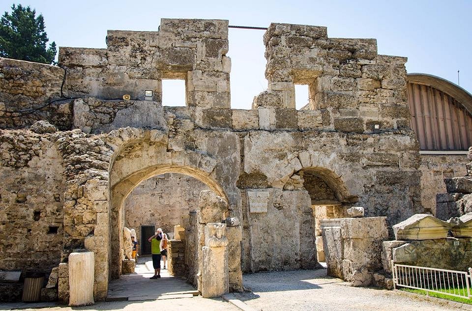 Side Müzesi binasının dış görünümü ve tarihi Roma hamamı yapısı
