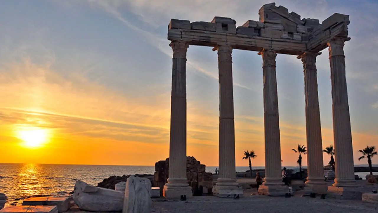 Side Apollon Tapınağı Rehberi: Tarihin ve Ege'nin Buluştuğu Noktada Bir Gün