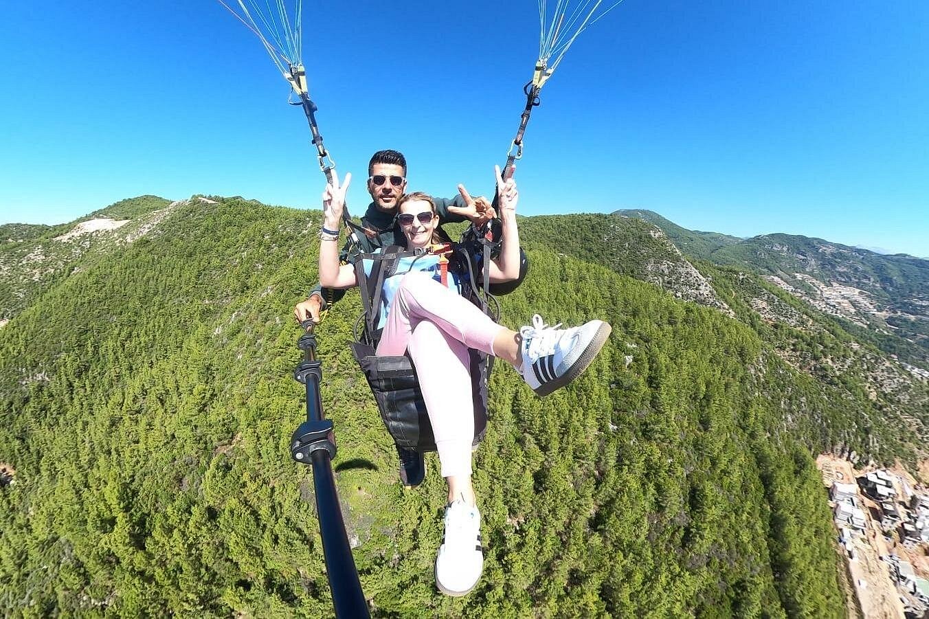 Alanya'da Yamaç Paraşütü: Toroslar'dan Kleopatra'ya Süzülen Bir Macera Rehberi