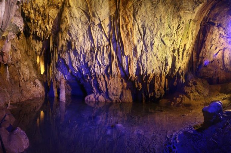 Dim Mağarası: Alanya'nın Kalbinde Saklı Bir Doğa Harikası - Przewodnik dla Rodzin